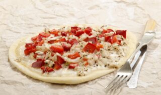 Dinkel-Flammkuchen mit Zwiebeln und Paprika Dinkel-Flammkuchen mit Zwiebeln und Paprika