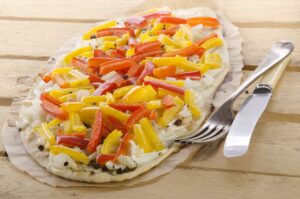 Dinkel-Flammkuchen mit Paprika rot und gelb