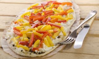 Dinkel-Flammkuchen mit Paprika rot und gelb Dinkel-Flammkuchen mit Paprika rot und gelb