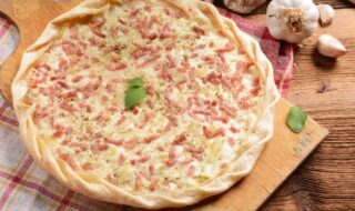 Flammkuchen mit Zwiebel- und Schinkenwürfeln und Tomatensalat Flammkuchen mit Zwiebel- und Schinkenwürfeln und Tomatensalat