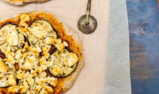 Dinkel-Pizza mit Aubergine und Feta Dinkel-Pizza mit Aubergine und Feta