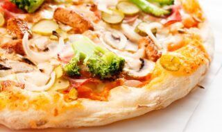 Dinkel-Pizza mit Hähnchen und Gemüse Dinkel-Pizza mit Hähnchen und Gemüse
