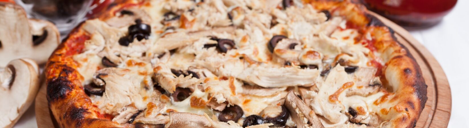 Buchweizen-Pizza mit Champignons und Oliven