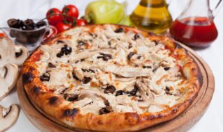 Buchweizen-Pizza mit Champignons und Oliven Buchweizen-Pizza mit Champignons und Oliven