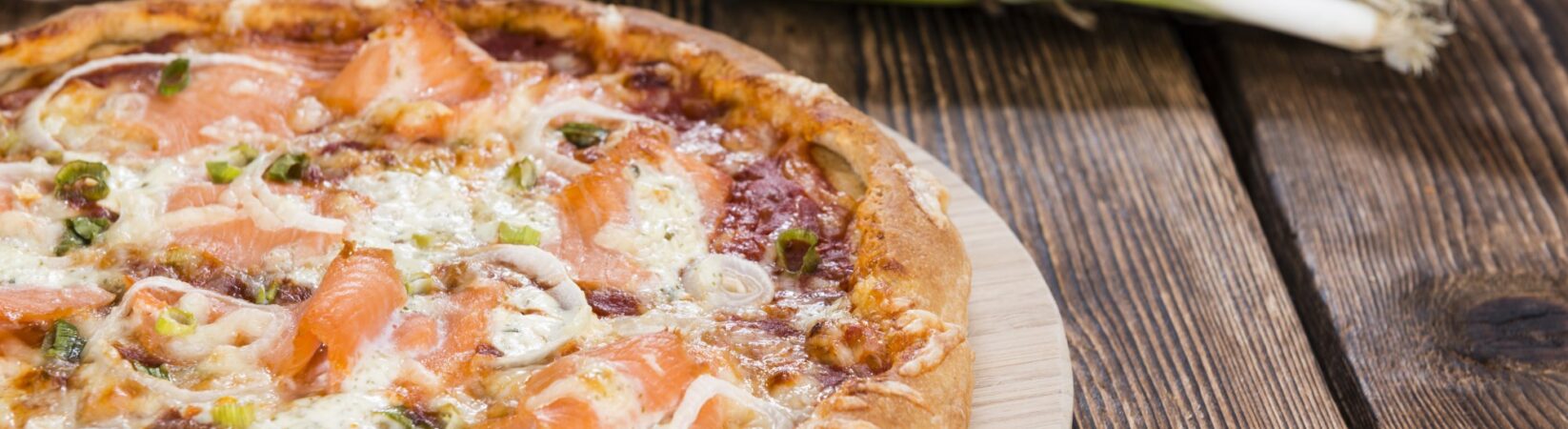 Dinkel-Pizza mit Lachs und Tomatensalat