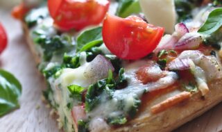 Spinat-Pizza mit Tomaten und Mozzarella Spinat-Pizza mit Tomaten und Mozzarella
