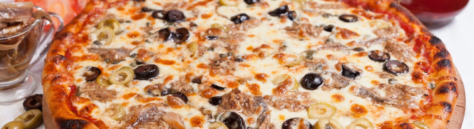 Dinkel-Pizza mit Thunfisch, Sardellen und Oliven