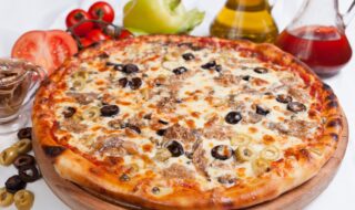 Dinkel-Pizza mit Thunfisch, Sardellen und Oliven Dinkel-Pizza mit Thunfisch, Sardellen und Oliven