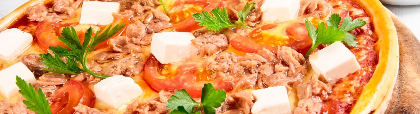 Dinkel-Pizza mit Thunfisch, Tomaten und Feta