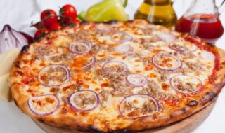 Thunfischpizza mit Tomaten und Paprika Thunfischpizza mit Tomaten und Paprika