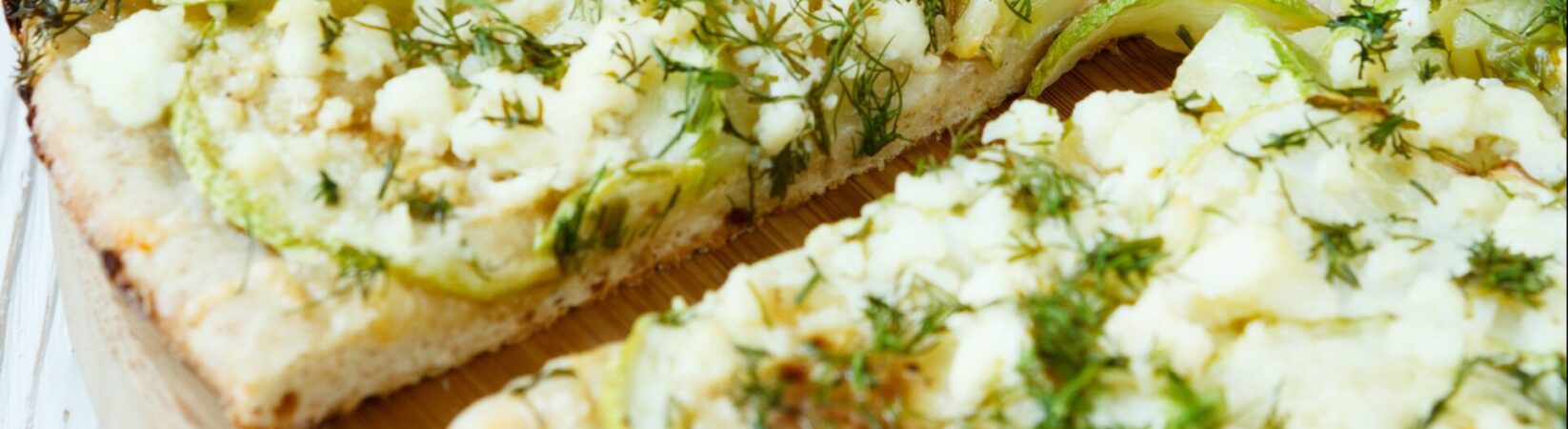 Pizza mit Zucchini und veganem Feta