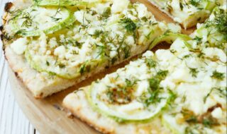 Dinkel-Pizza mit Zucchini und Feta