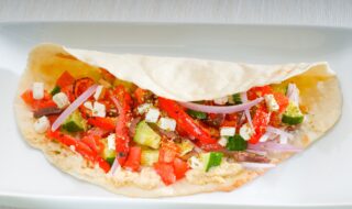 Wrap mit Feta, Paprika, Tomate, Gurke und Zwiebel Wrap mit Feta, Paprika, Tomate, Gurke und Zwiebel