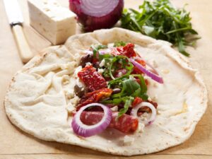 Wrap mit Feta, Rucola und getrockneten Tomaten