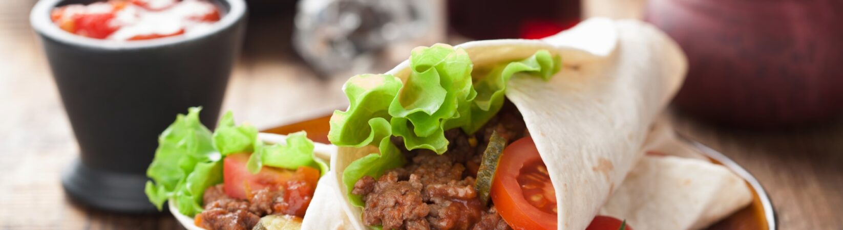 Wrap mit Hackfleisch, Tomaten, Gewürzgurke und Salat