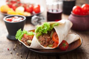 Wrap mit Hackfleisch, Tomaten, Gewürzgurke und Salat