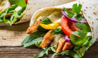 Wrap mit Hühnchen, Paprika, Tomate und Joghurtsauce Wrap mit Hühnchen, Paprika, Tomate und Joghurtsauce