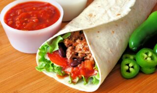 Wrap mit Hühnchen, Paprika, Tomate und Kidneybohnen Wrap mit Hühnchen, Paprika, Tomate und Kidneybohnen