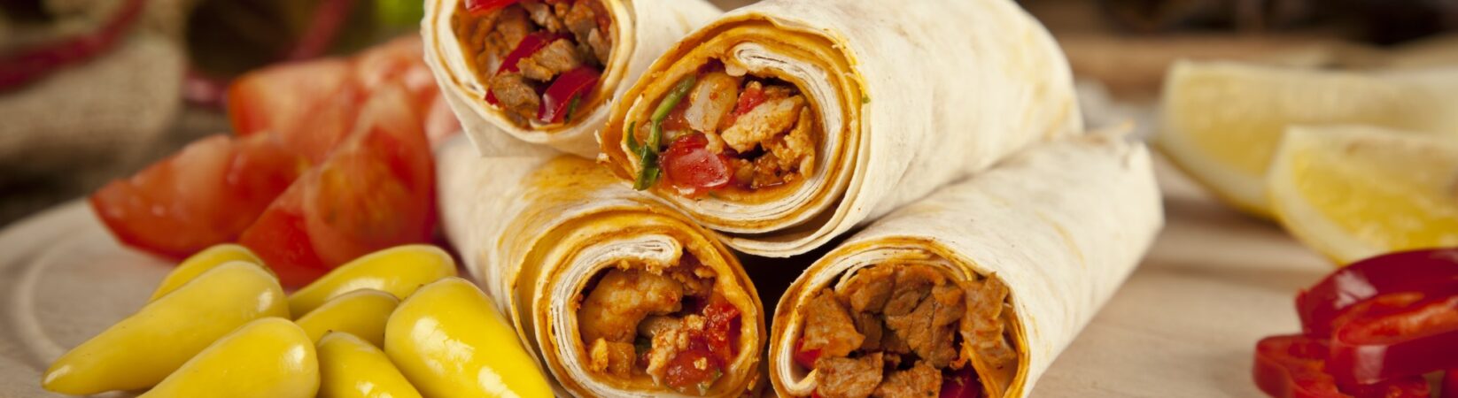 Wrap mit Hühnchen, Paprika, Tomaten und Peperoni