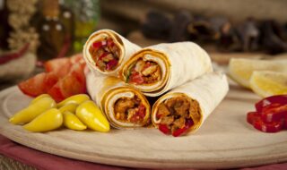 Wrap mit Hühnchen, Paprika, Tomaten und Peperoni Wrap mit Hühnchen, Paprika, Tomaten und Peperoni