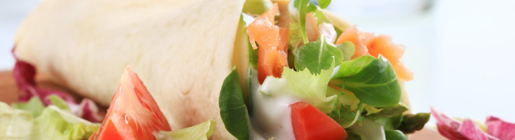 Wrap mit Lachs, Tomate, Gurke und Salat