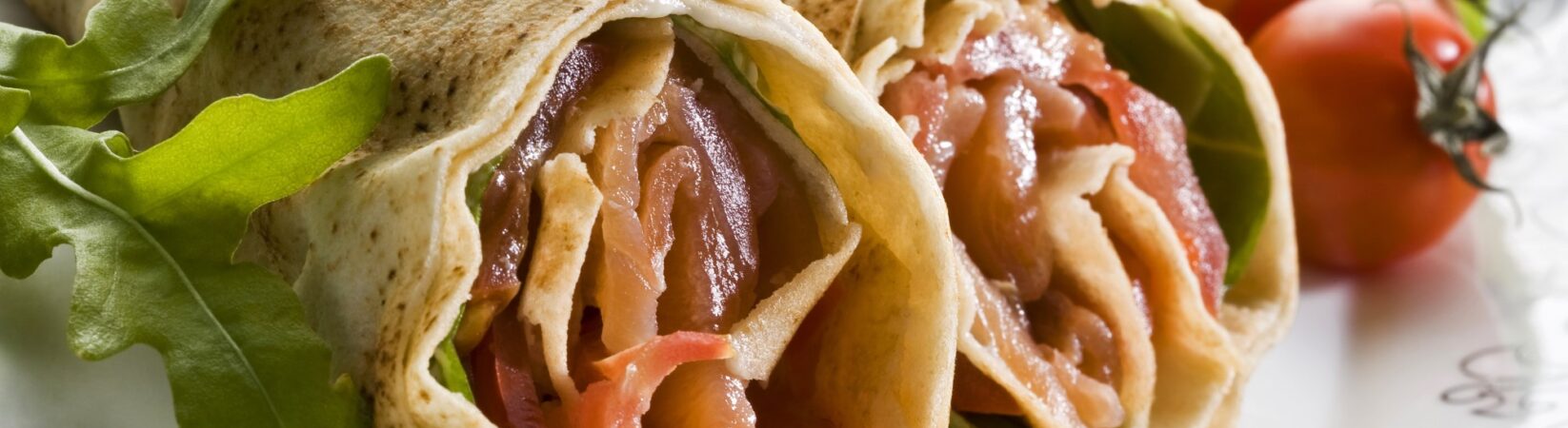 Lachs-Wrap mit Tomaten