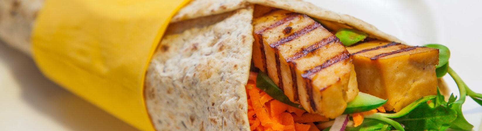 Wrap mit mariniertem Tofu, Möhre, Gurke und Tomate