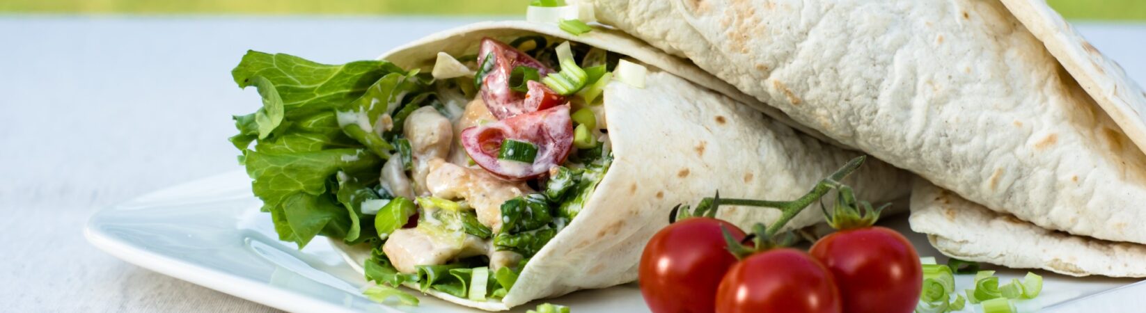 Wrap mit Pute, Kirschtomaten und Lauchzwiebel