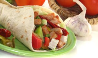 Wrap mit Putenfleisch, Tomaten, Gurke und Feta