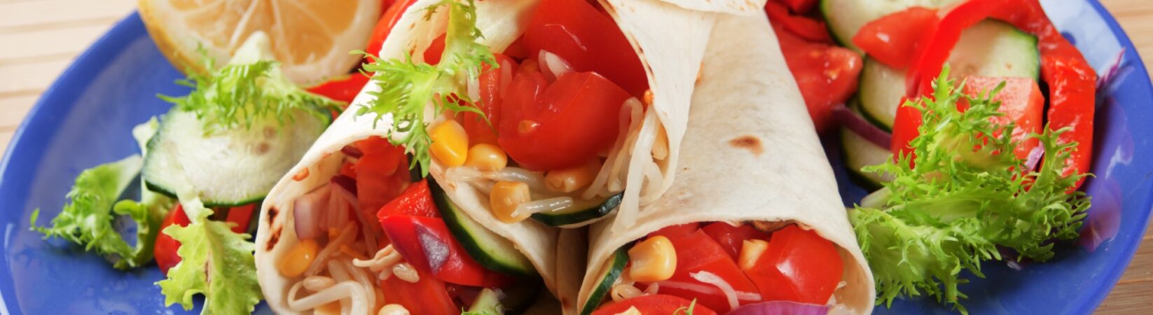 Veggie-Wrap mit Tomaten und Sojasprossen