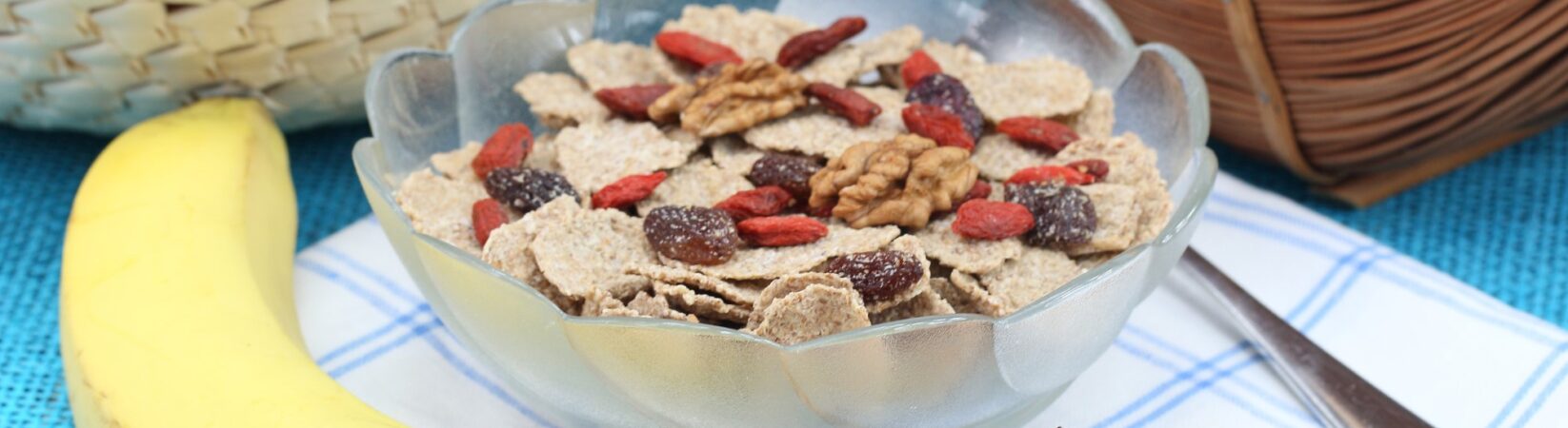 Dinkelflakes mit Banane, Rosinen, Goji Beeren und Walnüssen