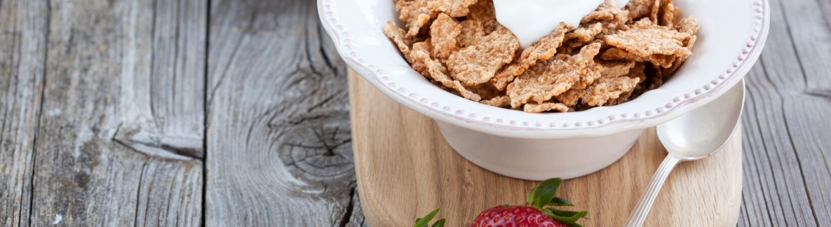 Dinkelflakes mit Erdbeeren und Joghurt