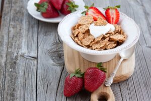 Dinkelflakes mit Erdbeeren und Joghurt