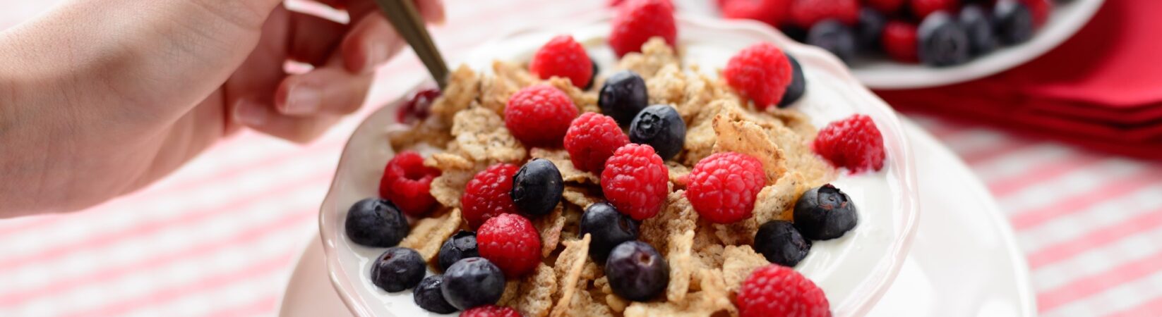 Dinkelflakes mit Himbeeren und Blaubeeren