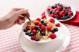 Dinkelflakes mit Himbeeren und Blaubeeren