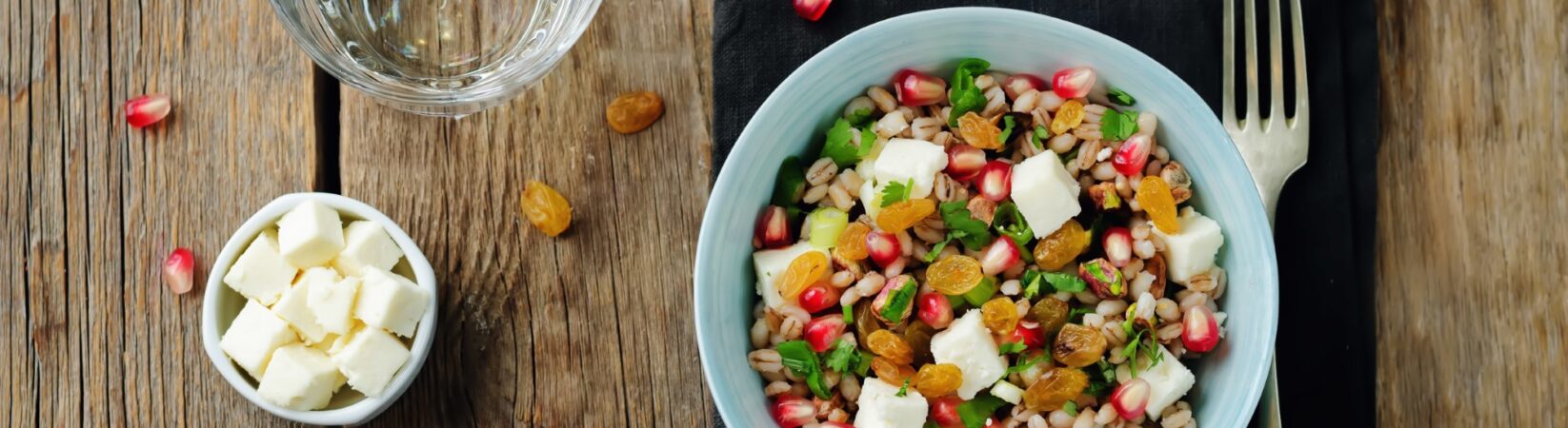 Dinkelsalat mit Granatapfelkernen, Rosinen und Feta