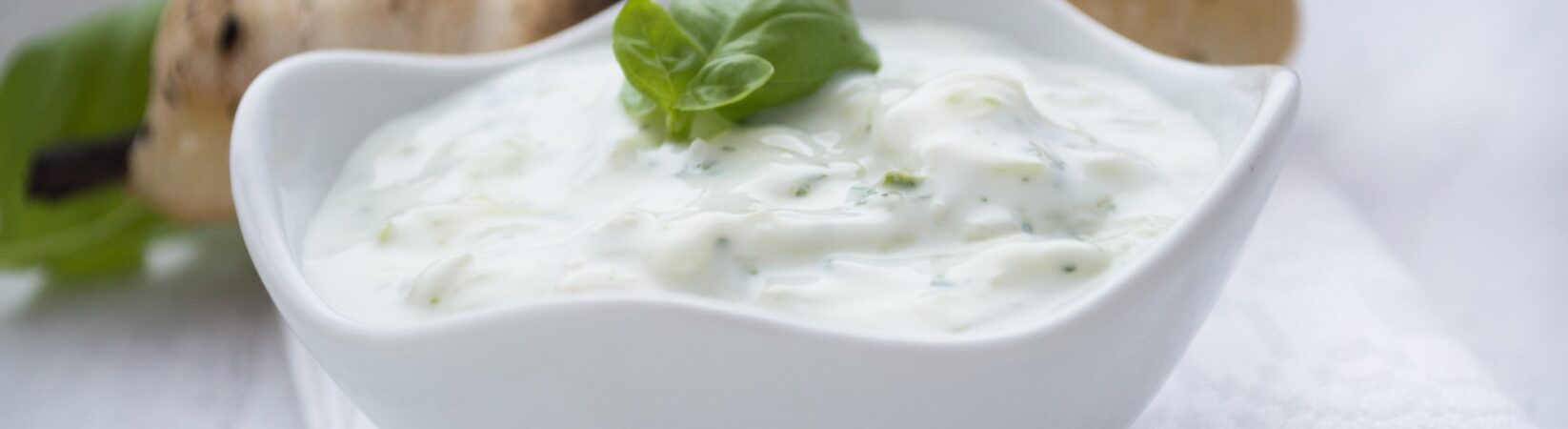 Meerrettich-Dip mit Kohlrabistreifen