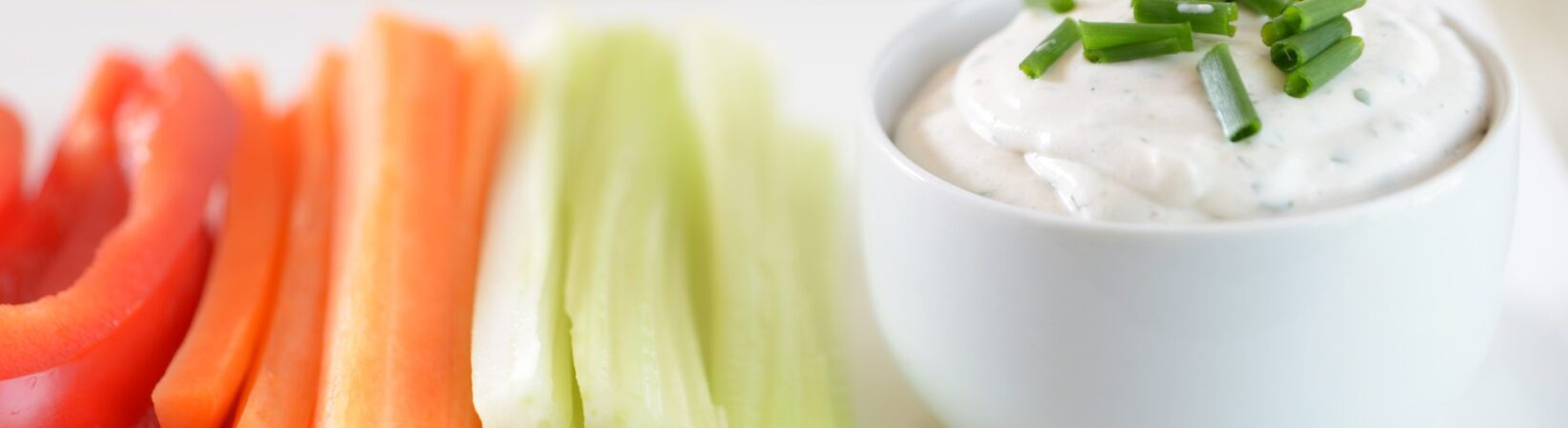 Dip mit Joghurt, Gurke, Dill und Gemüsesticks