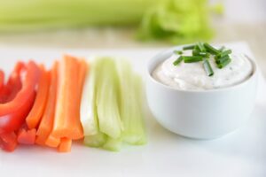 Dip mit Joghurt, Gurke, Dill und Gemüsesticks