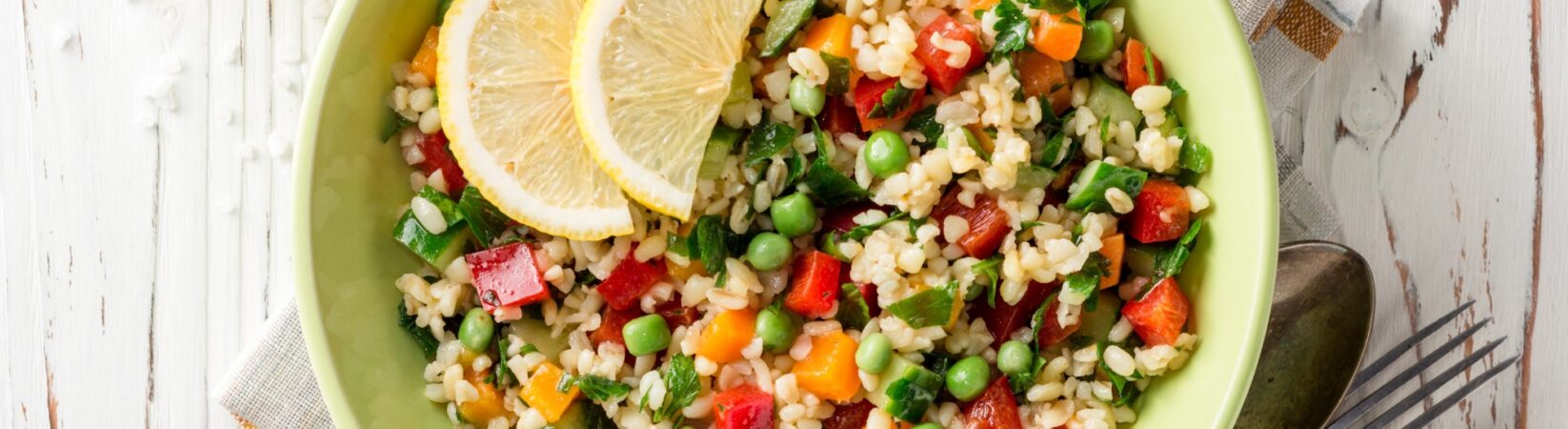 Bulgursalat mit Erbsen und Paprika