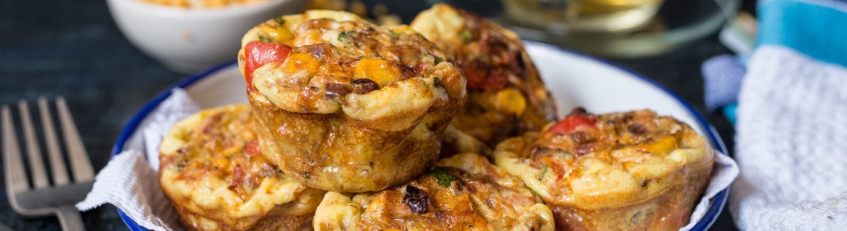 Eiermuffins mit Paprika und Zucchini