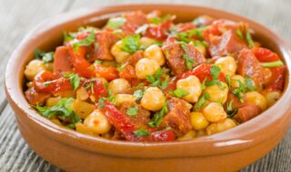 Eintopf mit Chorizo, Paprika und Kichererbsen Eintopf mit Chorizo, Paprika und Kichererbsen