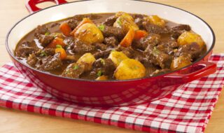Eintopf mit Kartoffeln, Möhren und Rindfleisch Eintopf mit Kartoffeln, Möhren und Rindfleisch