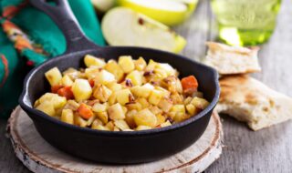 Eintopf mit Knollensellerie, Apfel, Kartoffeln und Möhre