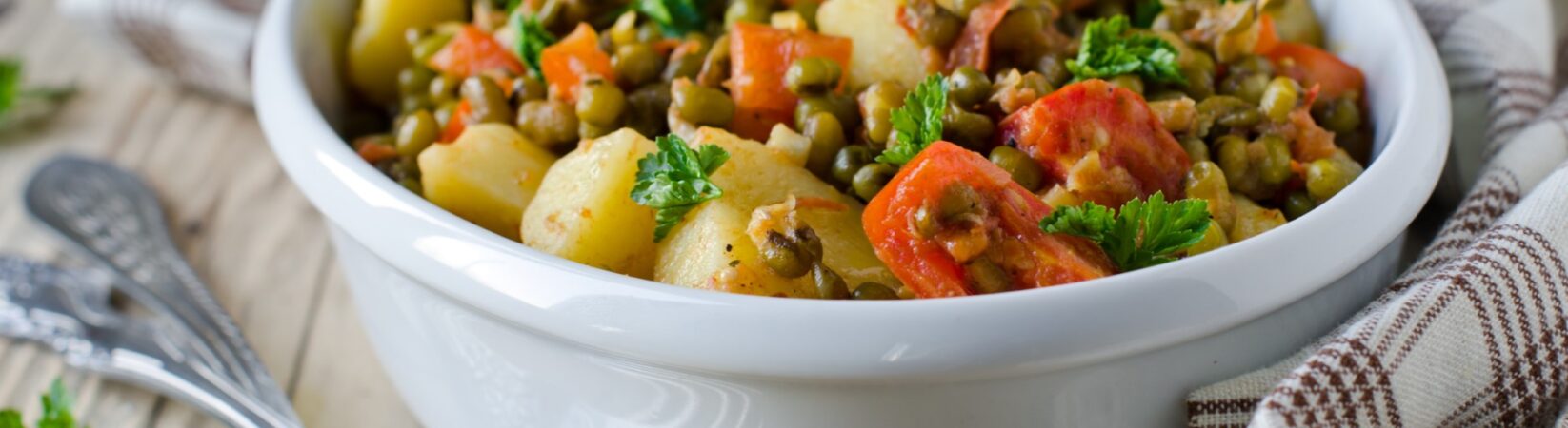 Eintopf mit Kartoffeln, Kirschtomaten und Paprika