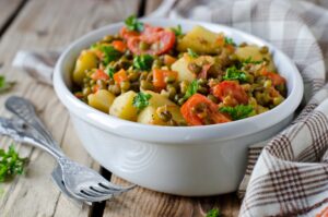 Eintopf mit Kartoffeln, Kirschtomaten und Paprika