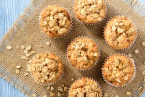 Muffins mit Haferflocken und Apfel