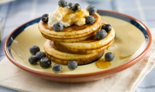 Hafer-Pancakes mit Blaubeeren und Quark