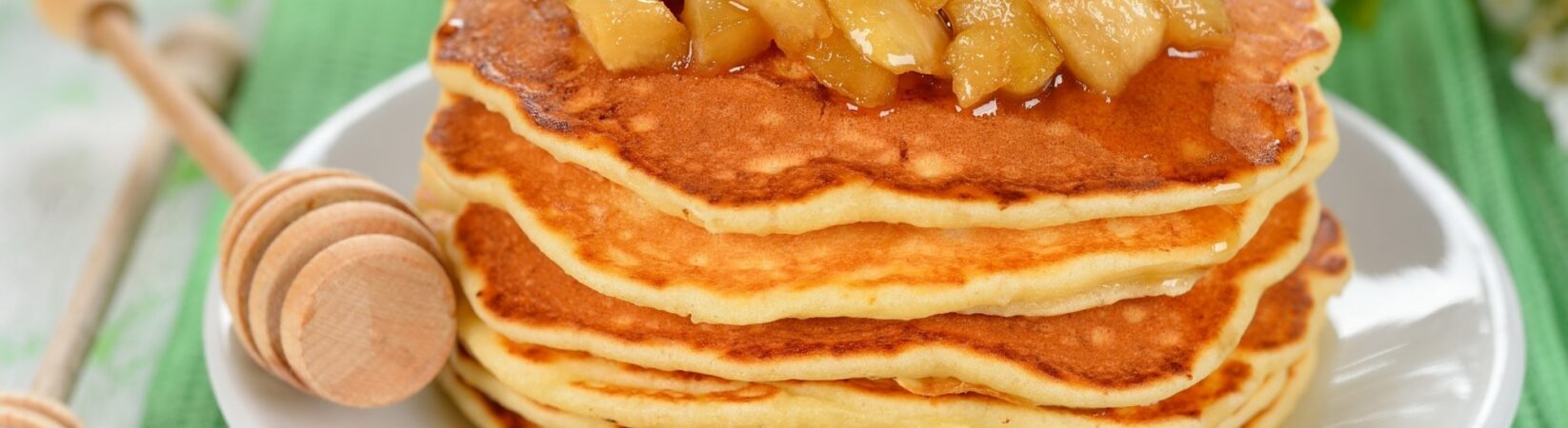 Haferflocken-Pancakes mit gedünstetem Apfel