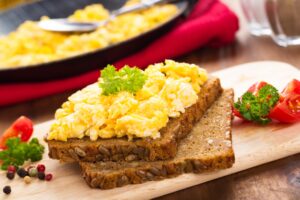 Eiweiß-Rührei auf Vollkornbrot mit Kirschtomaten